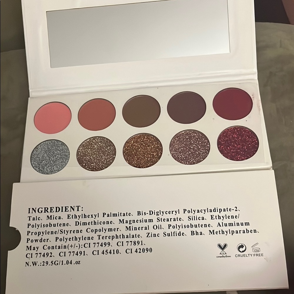 Eyeshadow Palette with Neutral and Glitter Shades